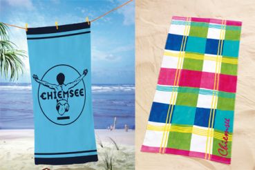 Bunte Strandtücher und trendige Strandmode